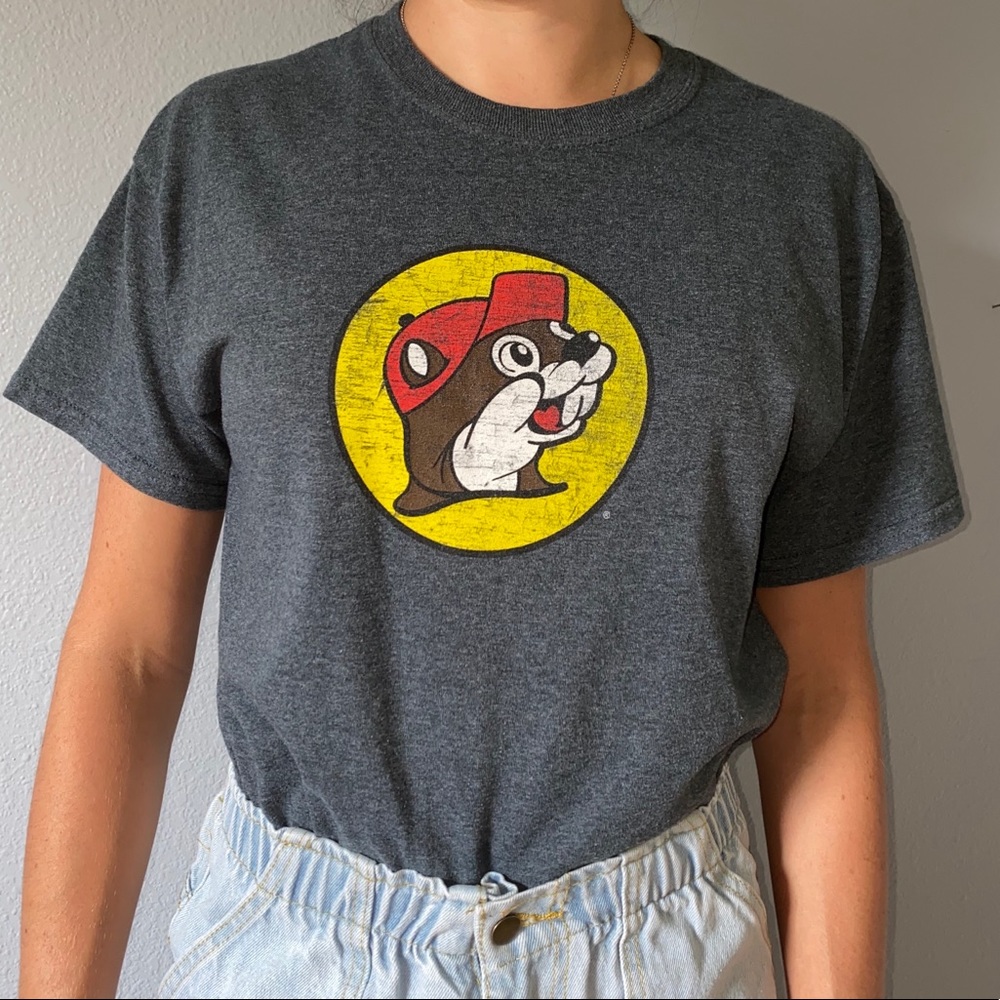 Cute grey Buc-Ee's t shirt!